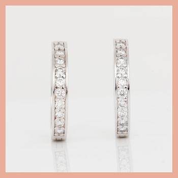 ÖRHÄNGEN, ett par, 14K vitguld med briljantslipade diamanter, tot ca 0,40 ct. Total vikt ca 5,16 g.