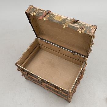 An early 20th Century trunk by The Belber Trunk & Bag Co, New York.