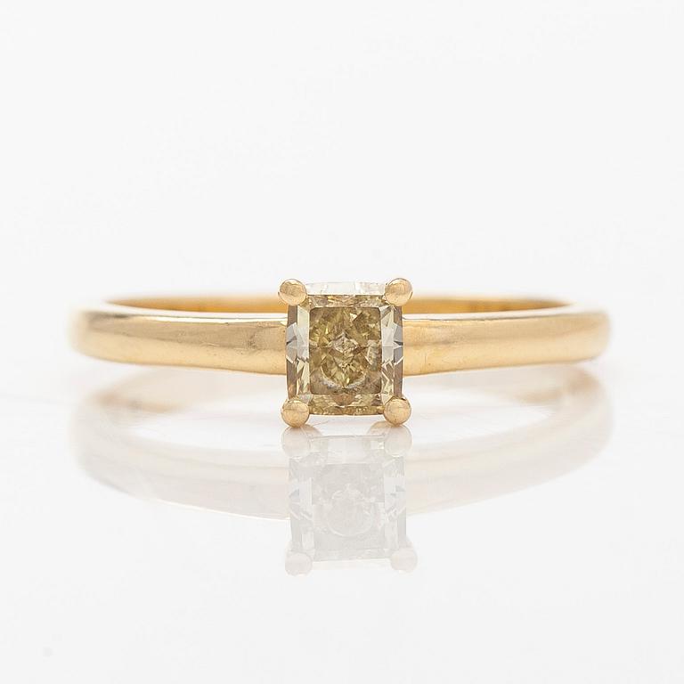 Ring in 18K gold, with a cushion-cut yellow diamond.