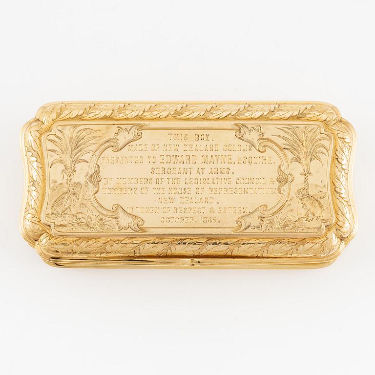 An English 18 carat gold snuff box, marks of William Summers, London 1867.
