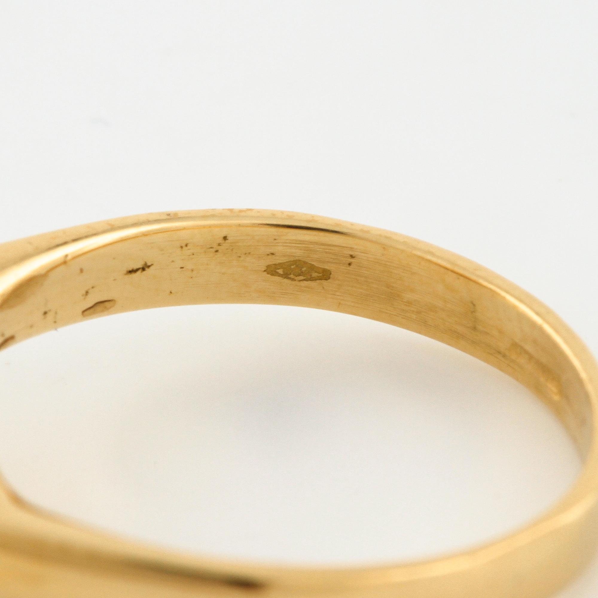 A cabochon cut amethyst.