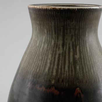 A vase, a bowl and a jar with lid in ceramic, designed by Carl-Harry Stålhane for Rörstrand, Ateljé, 1950/60s.