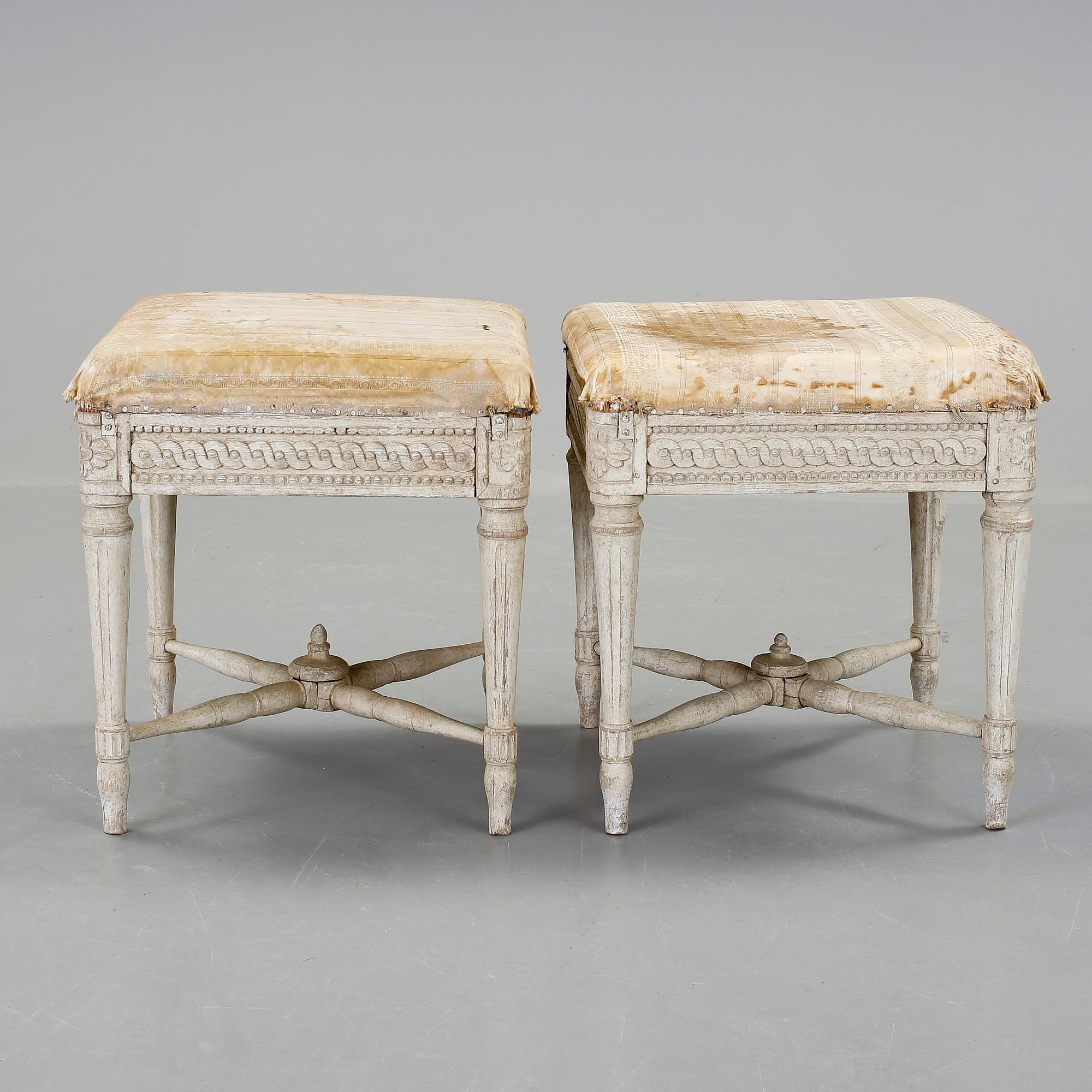 TABURETTER, ett par, gustaviansk stil, sent 1900-tal.
