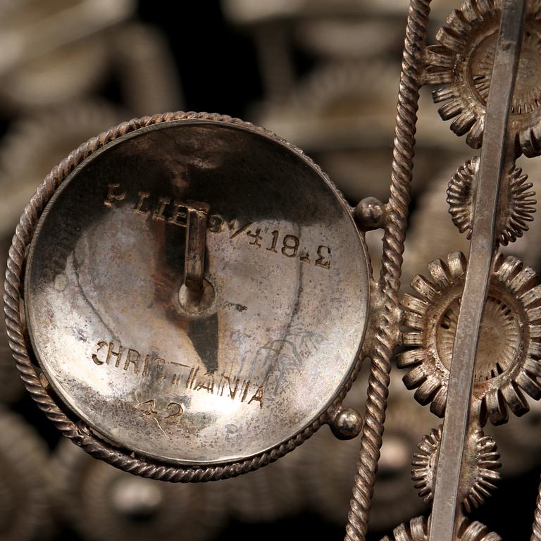 DIADEM samt ARMBAND, silver, omkring 1900-talets mitt. Vikt 65 g.