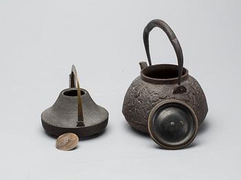 TEKANNOR, 2 st, gjutjärn, Japan, 1800-/1900-tal.