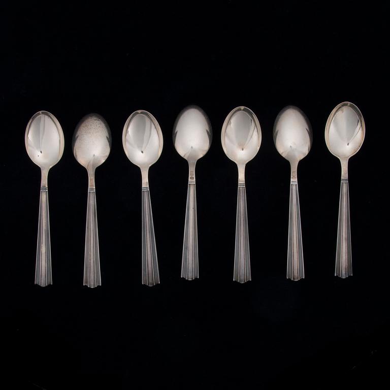 DESSERTSKEDAR, 7 st, KAFFESKEDAR, 18 st, KAKSPADAR, 3 st, silver. Finska och norska stämplar 1939-1983. Totalvikt 475 g.