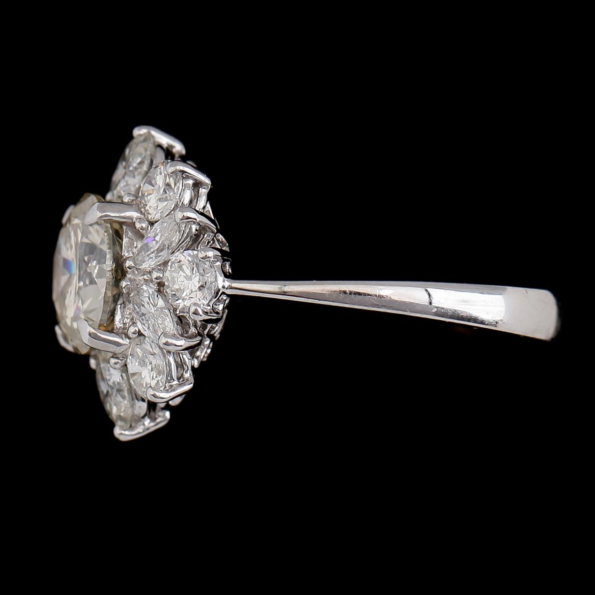 RING, 18 k vitguld, briljant- och navettslipade diamanter tot ca 3,48 ct. Vikt ca 6,1 g.