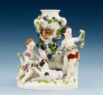 1237. FIGURGRUPP med VAS, porslin. Meissen, 1800-tal.