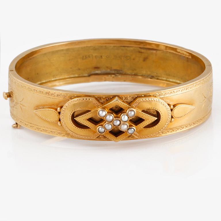 ARMBAND, 18K guld med 9 orientaliska pärlor, JEP, Stockholm, 1882. Vikt 23,6 gram.