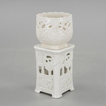 PIEDESTAL med YTTERFODER, flintgods, jugend, Alf Wallander, Rörstrand, omkring 1900.