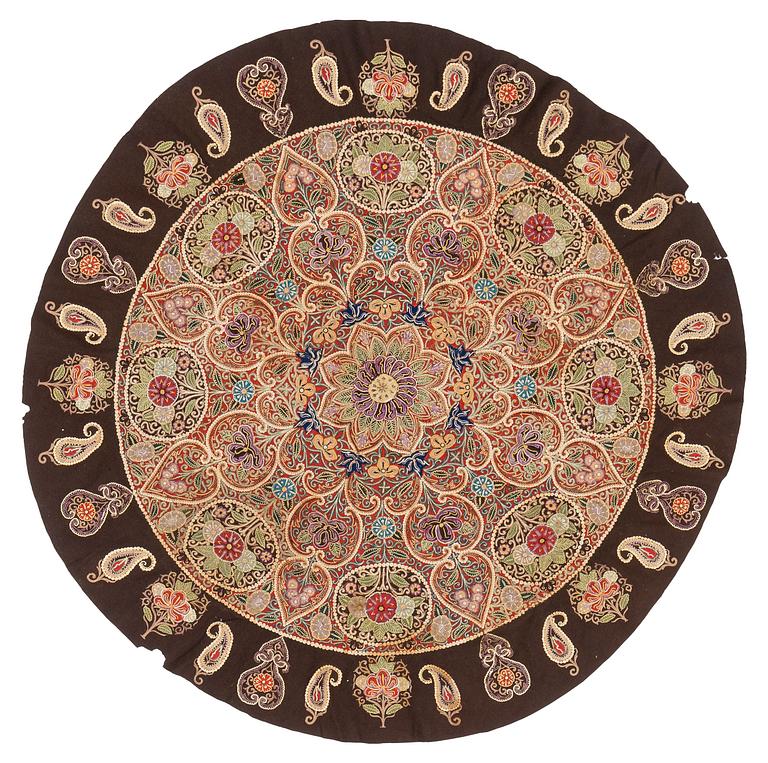 Antikt Rascht Broderi. Persien (Iran). Diameter 119 cm.
