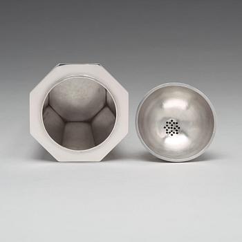 Wiwen Nilsson, a cocktail set comprising a cocktailshaker, ten glasses and a tray, Lund, sterling 1946.