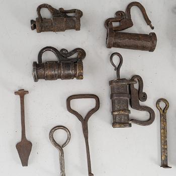 BULTLÅS, 7 st. Smide, 1700-tal.