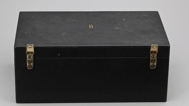 BESTICKSERVIS i SCHATULL, 89 delar, silver, "Svensk spetsig", olika tillverkare, bla Tork i Stockholm. Tot ca 3400 gram.