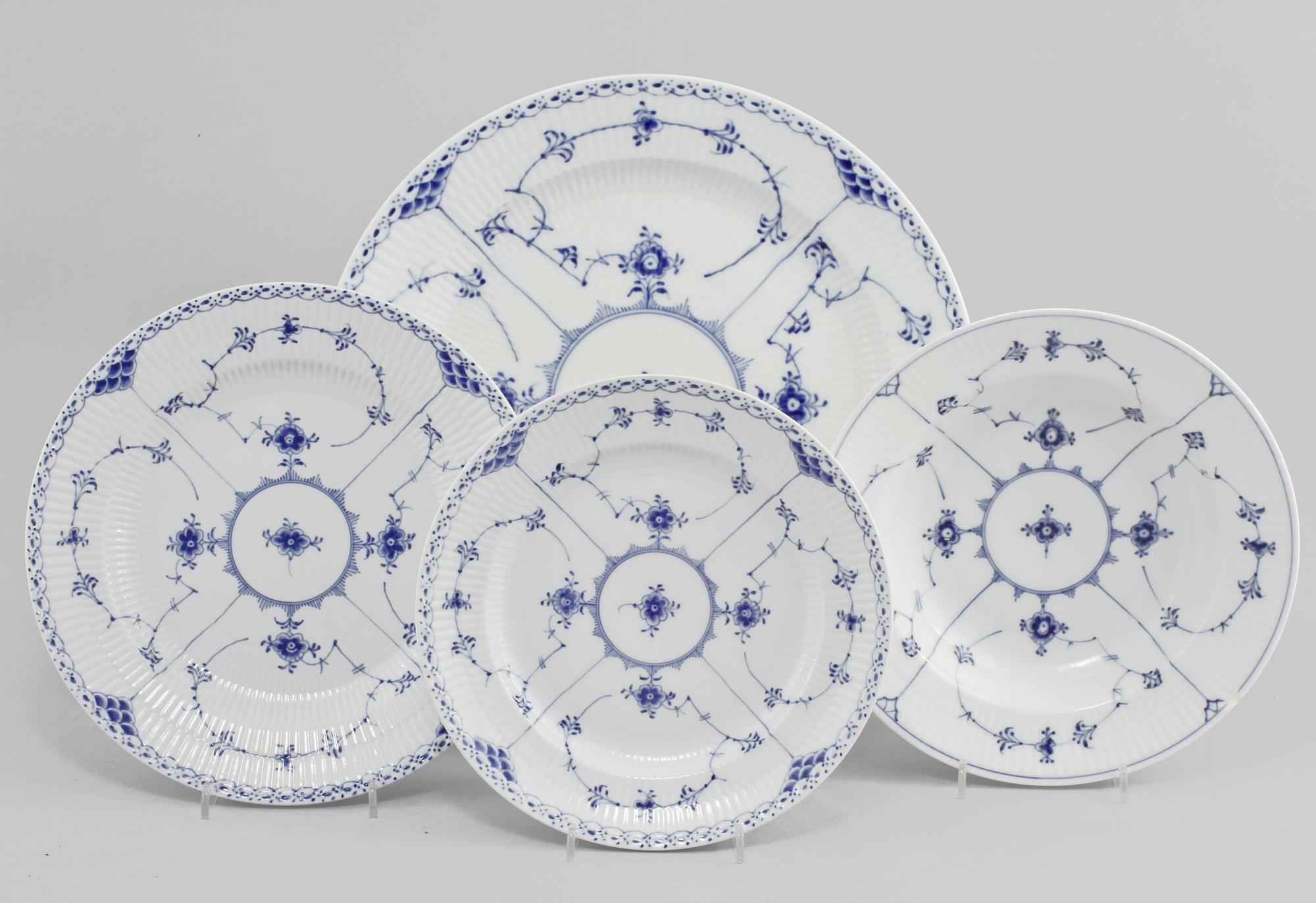 MATSERVIS, 43 delar, porslin, "Musselmalet", Royal Copenhagen, 1900-talets andra hälft.