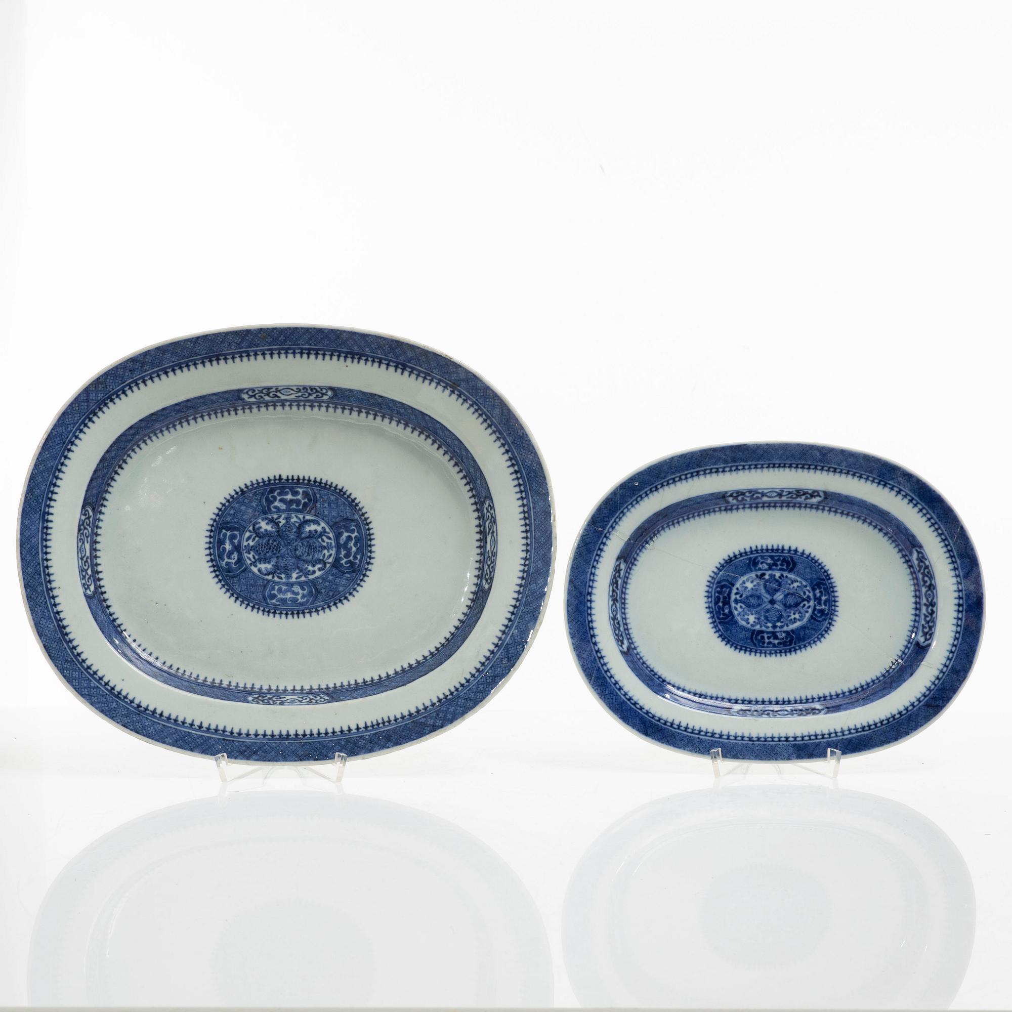 Två serveringsfat, kompaniporslin, Kina, Qingdynastin, Jiaqing (1796-1820).