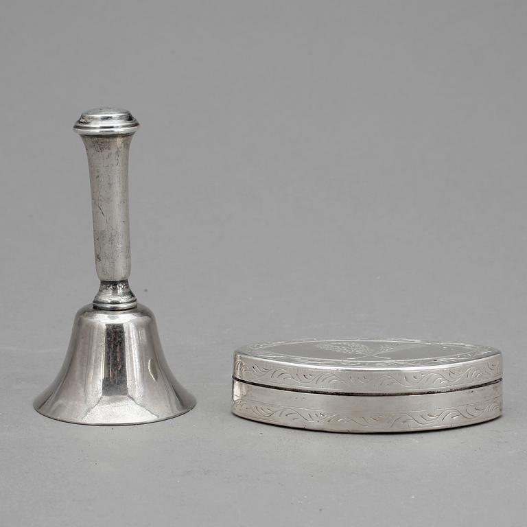 DOSA samt BORDSKLOCKA, silver, däribland Olof Peter Almén, Hedemora, 1808 (verksam 1787-1806),