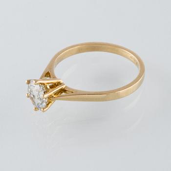 RING, 18K guld med briljantslipad diamant 1.03 ct. Vikt 2,9 gram.