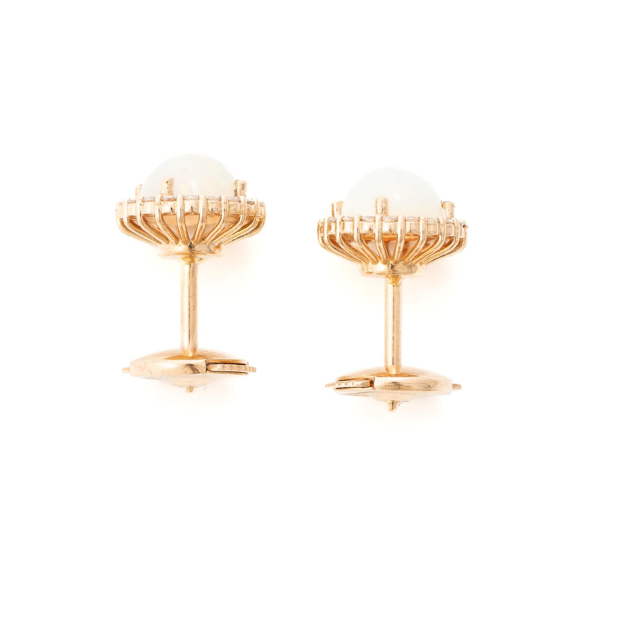 18K gold earrings with opals and brilliant-cut diamonds.