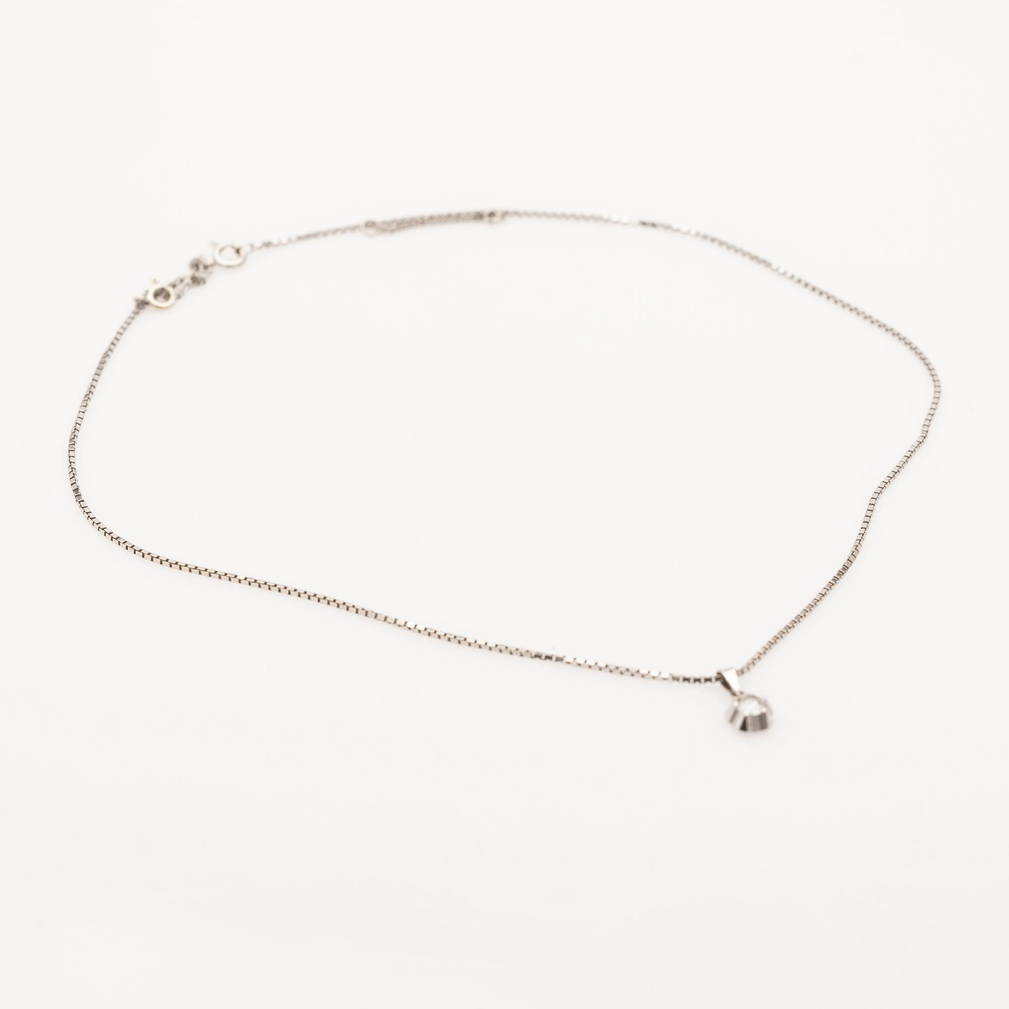 Collier, 18k vitguld med hänge med diamant.