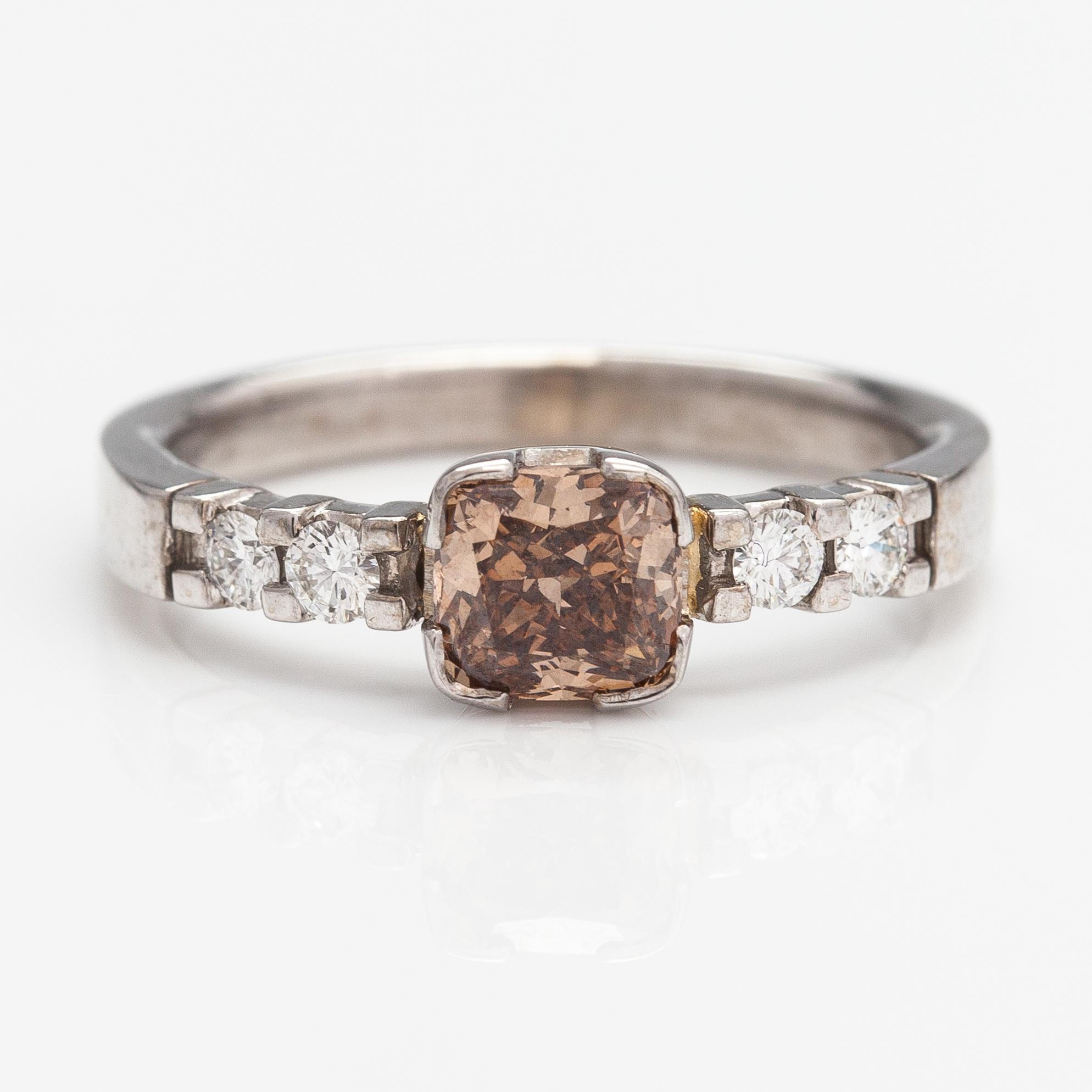 Sormus, 14K valkokultaa, timantteja n. 1.14 ct yht. Kultakeskus, 2004.