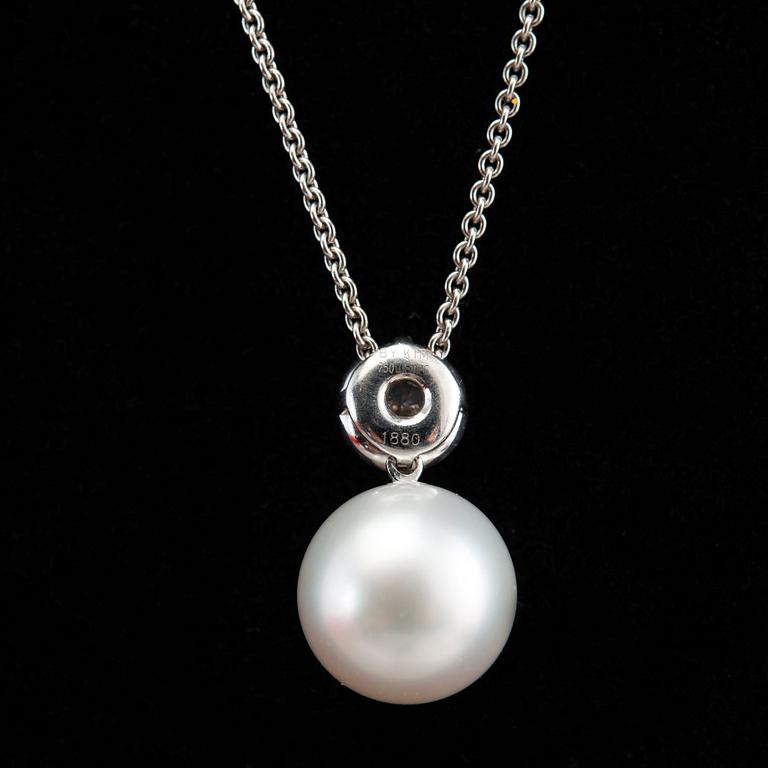 RIIPUS, Kim Wempe. Etelänmerenhelmi 13 mm, briljanttihiottuja timantteja n. 0.5 ct. 18K valkokultaa. Ketju 44 cm.