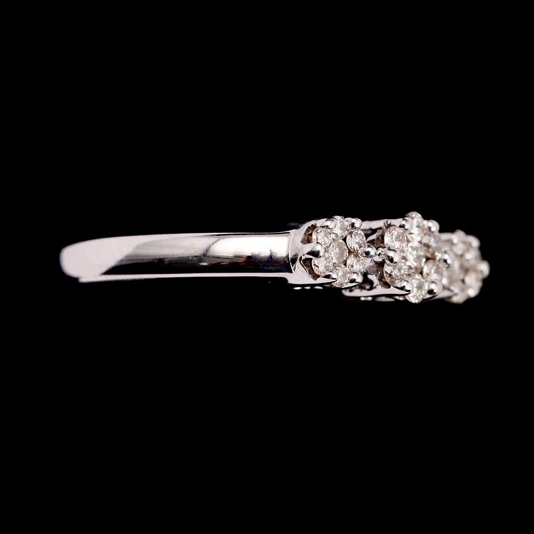 RING, 18 k vitguld, briljantslipade diamanter totalt 0.30 ct.  Total vikt ca 3,3 gram.