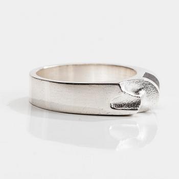 RING, sterling silver och ebenholts, "Bantu" Zoltan Popovits, Lapponia 1996. Vikt 6,6 g.