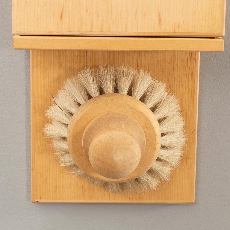 VÄGGSKÅP MED BORSTE, Märkt Carl Malmstens Verkstadsskola Stockholm.