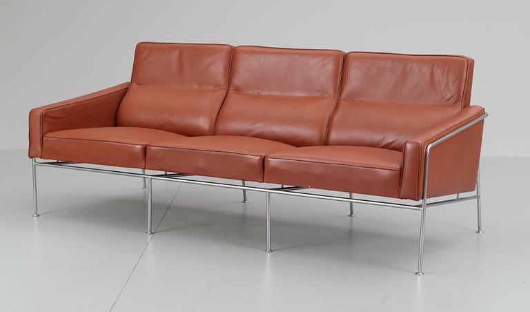 An Arne Jacobsen three-seated brown leather and chromed steel sofa by Fritz Hansen, Denmark.