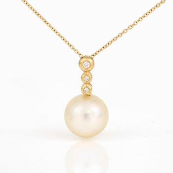 HÄNGE, med odlad 'South sea' pärla och diamanter totalt ca 0.04 ct. Total vikt 3,8 gram.