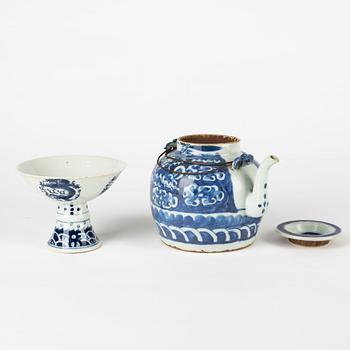 Fat, sju stycken, tekanna och stemcup, porslin, Kina, 1800-/1900-tal.