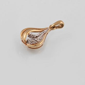 HÄNGE, 18K guld med 3 åttkantslipade diamanter, kattfotstämplat. Vikt 1,4 gram.