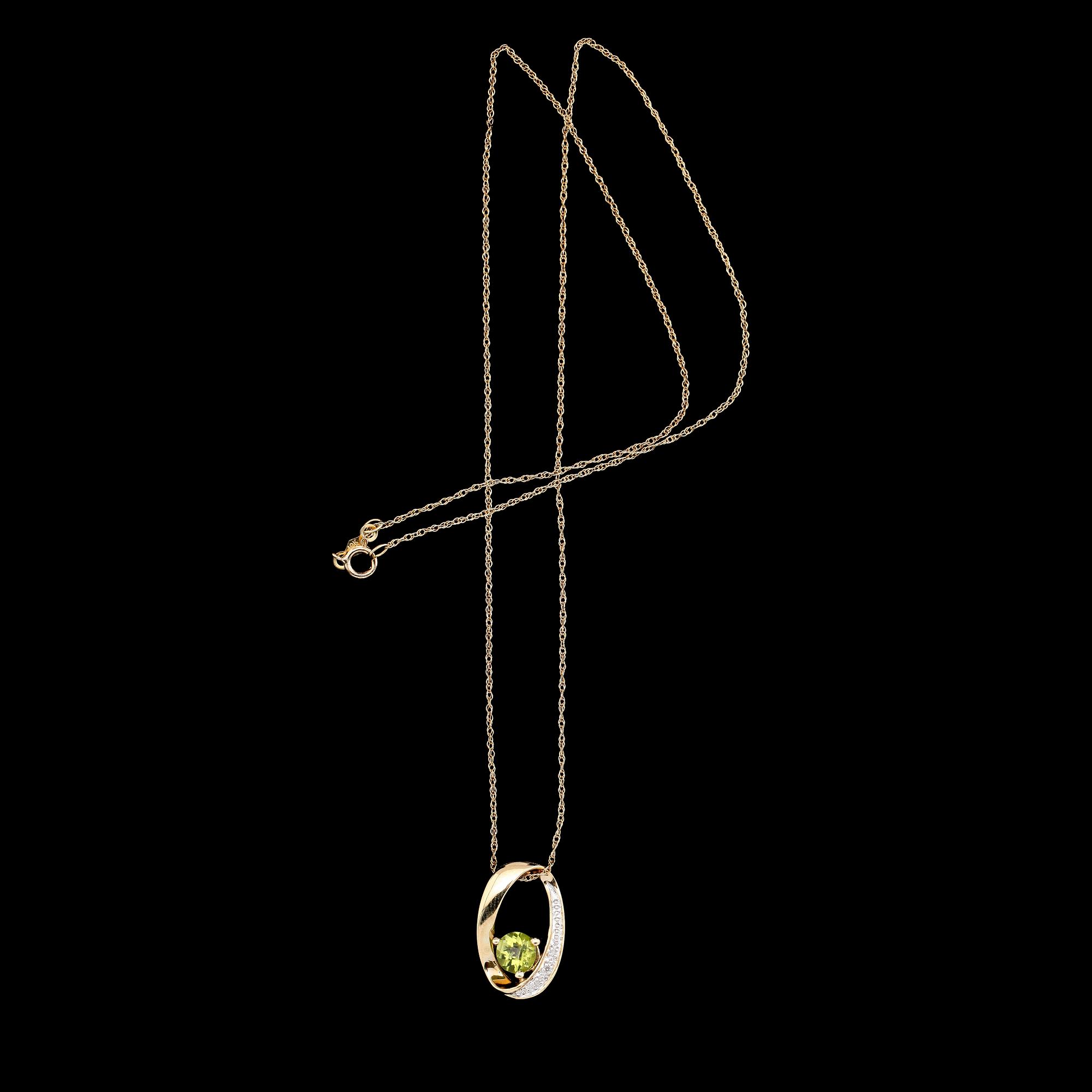 HÄNGE MED KEDJA, 10K guld, mindre diamanter och peridot. Total vikt ca 2 g.