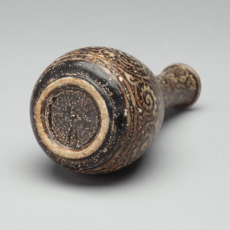 VAS, keramik. Troligen Songdynastin (960-1279).