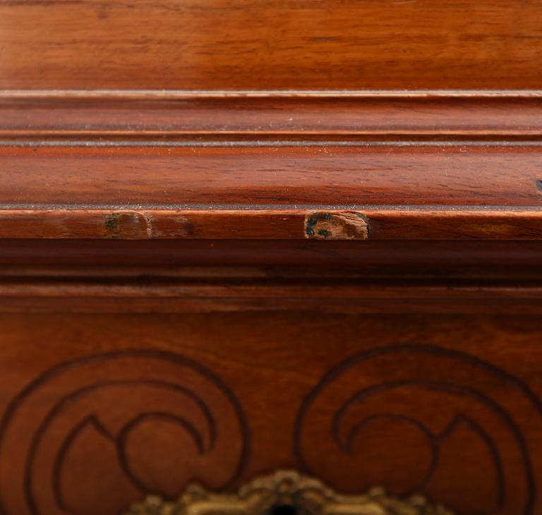 CHIFFONJÉ, omkring år 1900.