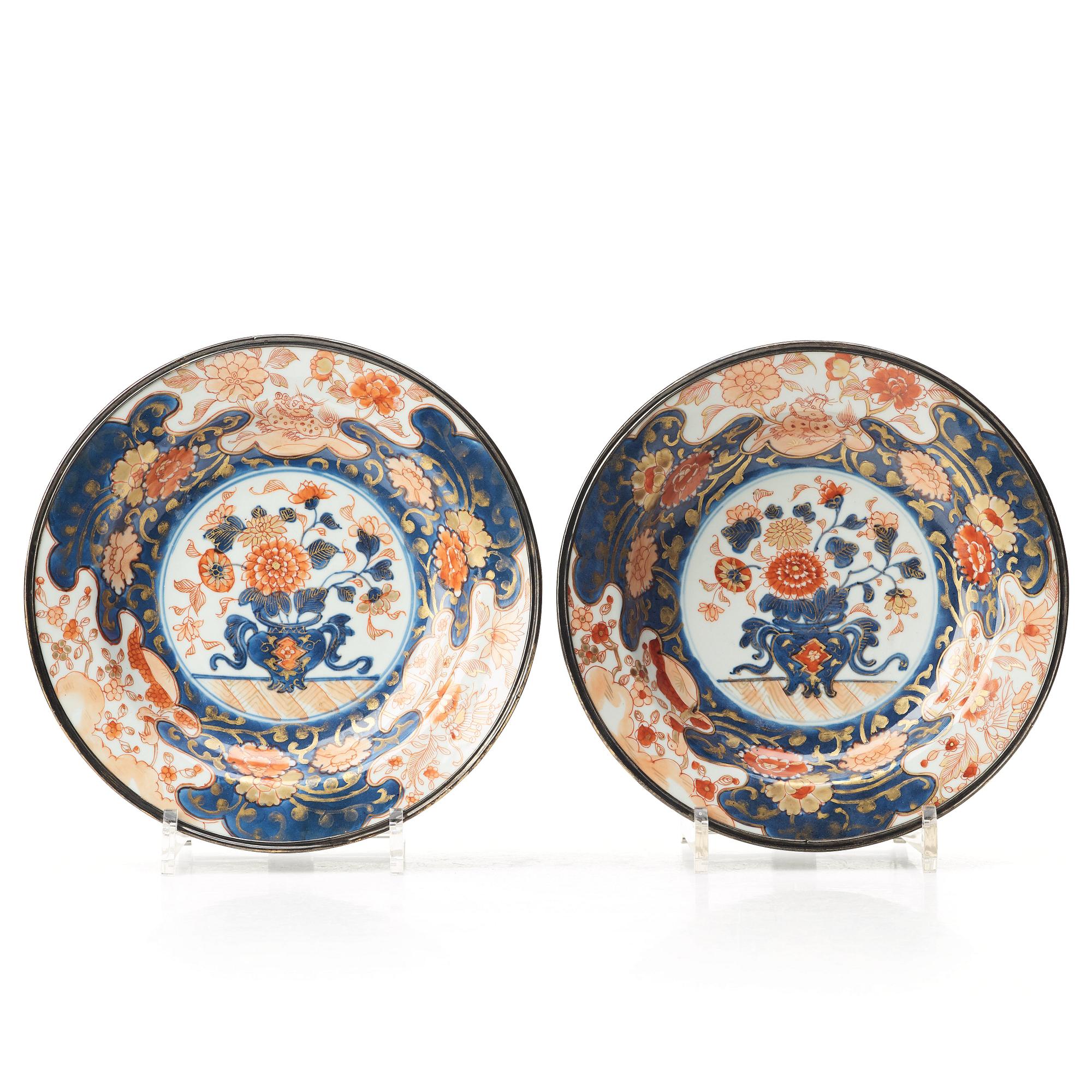 TALLRIKAR, ett par, porslin. Qingdynastin, Kangxi (1662-1722).