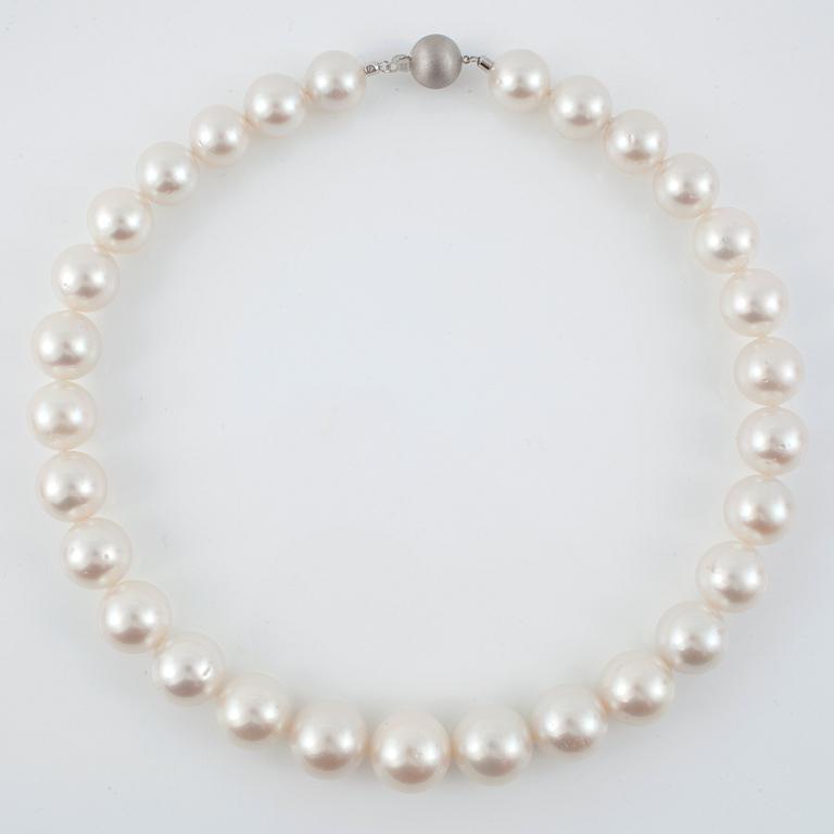 A cultured South sea pearl necklace. Ø 14 - 17.1 mm.