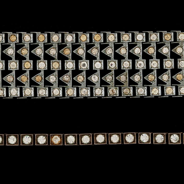 HALSBAND, sk Rivière, silver och paste, och ARMBAND, försilvrad mässing och paste. 1900-talets första hälft.