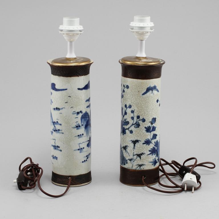 BORDSLAMPOR, 2 st, porslin, Kina, 1900-tal.