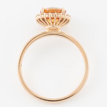 Ring 14K gold with yellow sapphire and brilliant-cut diamonds.