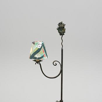 GOLVLAMPA, smide, 1900-talets första hälft.