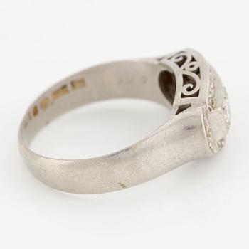 Ring, 18K white gold with brilliant-cut diamonds.