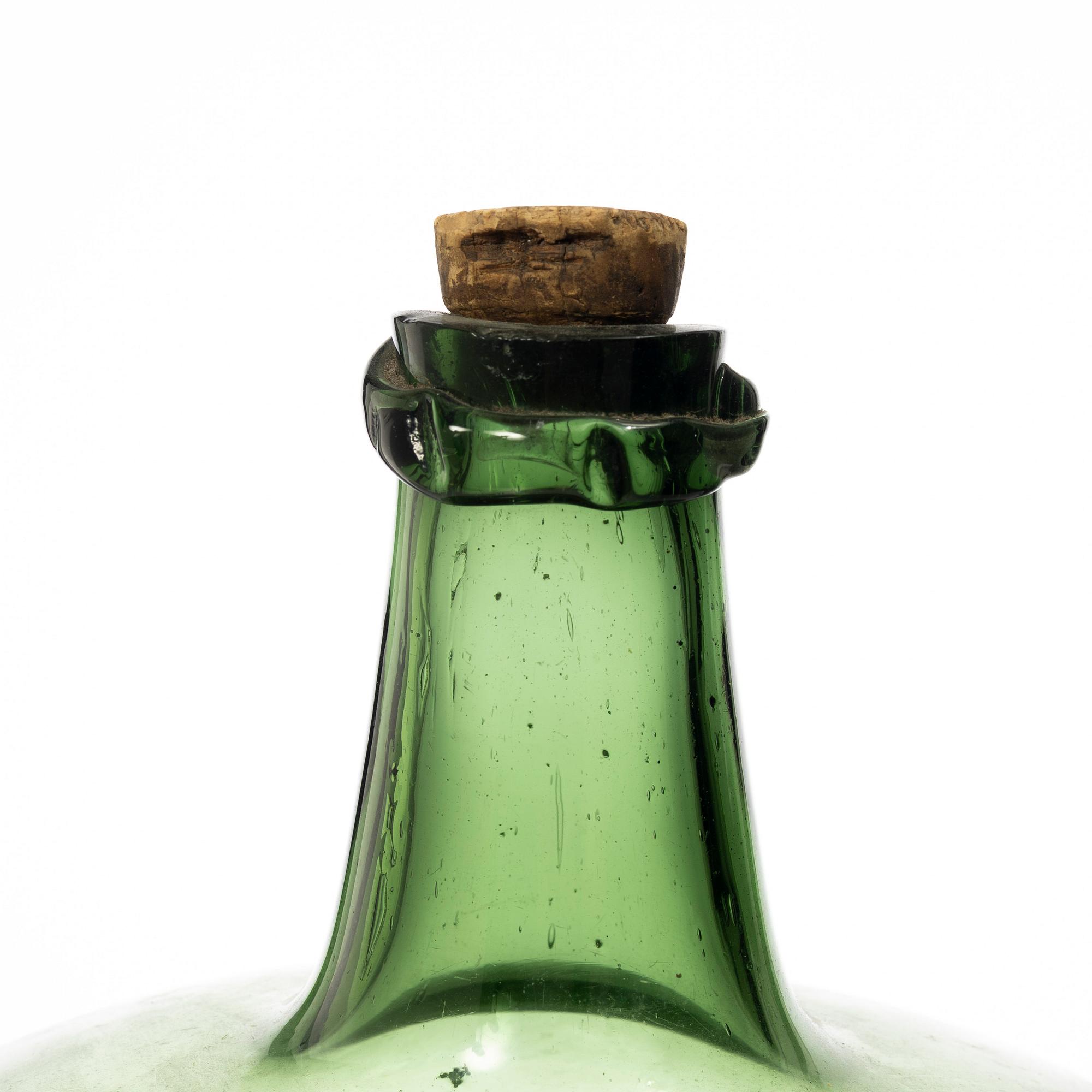 Bottle, glass. 17th-18th century.