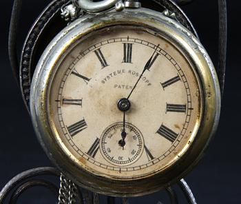 FICKUR MED STÄLL, vitmetall, 1900-talets början.