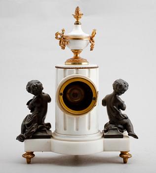 BORDSPENDYL, marmor och patinerad metall, Lenzkirch, sent 1800-tal.