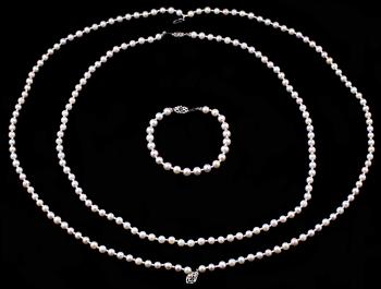 GARNITYR, pärlcollier 2 st samt pärlarmband, odlade saltvattenspärlor med silverlås.