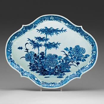 344. A blue and white tray, Qing dynasty, Qianlong (1736-95).