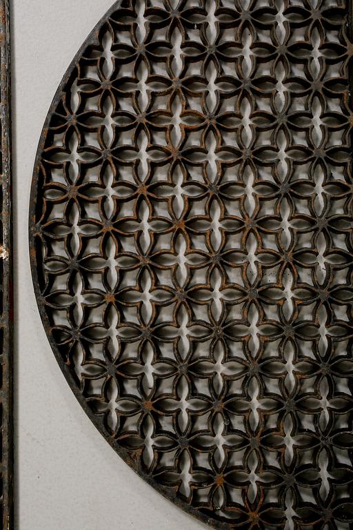 FOTSKRAPOR, 3 st, gjutjärn, 1900-talets andra hälft.