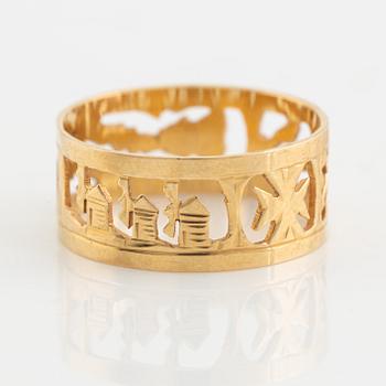 18K gold ring.